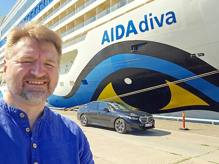 Travelnews.lv iepazīst Rīgas ostā ienākošo 251 metru garo kruīza kuģi «AIDAdiva» ar vācu tūristiem Travelnews.lv iepazīst Rīgas ostā ienākošo 251 metru garo kruīza kuģi «AIDAdiva» ar vācu tūristiem 354531