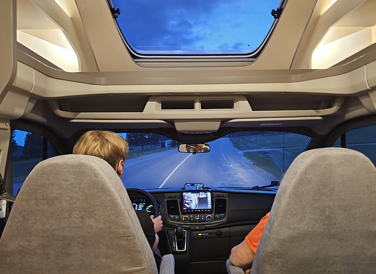 Auto noma «AVIS Latvia» šogad piedāvā kemperu nomu un Travelnews.lv to izmanto ceļojumā uz Latgali Auto noma «AVIS Latvia» šogad piedāvā kemperu nomu un Travelnews.lv to izmanto ceļojumā uz Latgali 355454