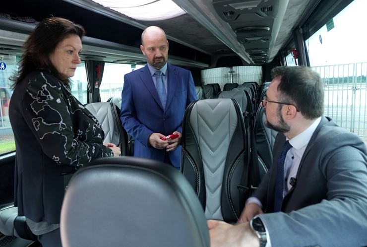 «Lux Express» sāk pasažieru pārvadājumus maršrutā no Rīgas centra uz RIX lidostu. Foto: Edijs Pālens «Lux Express» sāk pasažieru pārvadājumus maršrutā no Rīgas centra uz RIX lidostu. Foto: Edijs Pālens 355533