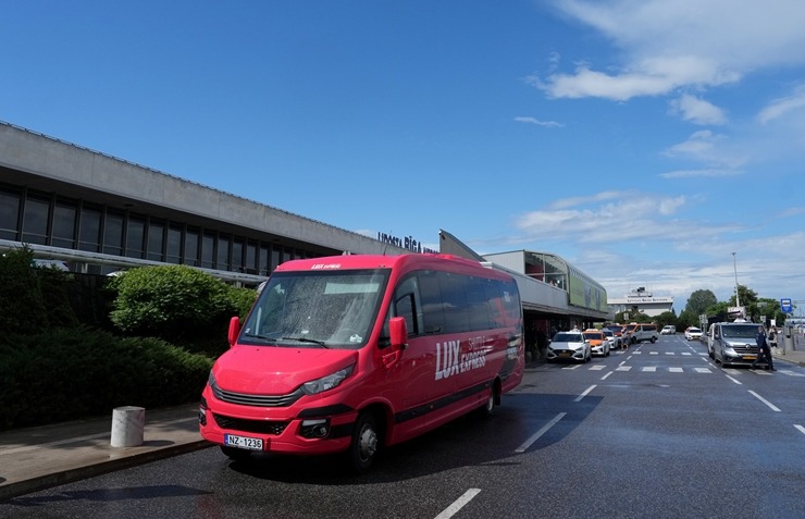 «Lux Express» sāk pasažieru pārvadājumus maršrutā no Rīgas centra uz RIX lidostu. Foto: Edijs Pālens «Lux Express» sāk pasažieru pārvadājumus maršrutā no Rīgas centra uz RIX lidostu. Foto: Edijs Pālens 355527