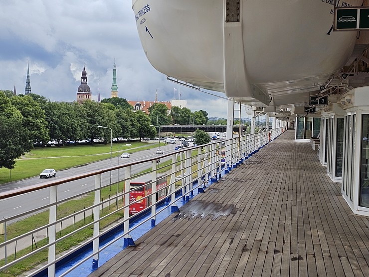 Travelnews.lv iepazīst 294 metrus garo kruīza kuģi «Coral Princess» Rīgas ostā 355641