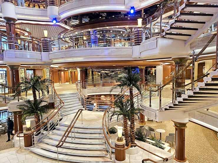 Travelnews.lv iepazīst 294 metrus garo kruīza kuģi «Coral Princess» Rīgas ostā 355599