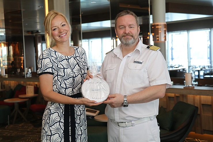 Rīgā ierodas milzīgs kruīza kuģis «Mein Schiff 1», kas pieder pasaules lielākajai tūrisma firmai «TUI» Rīgā ierodas milzīgs kruīza kuģis «Mein Schiff 1», kas pieder pasaules lielākajai tūrisma firmai «TUI» 355665