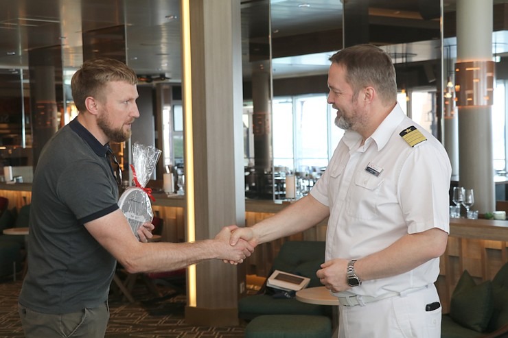 Rīgā ierodas milzīgs kruīza kuģis «Mein Schiff 1», kas pieder pasaules lielākajai tūrisma firmai «TUI» Rīgā ierodas milzīgs kruīza kuģis «Mein Schiff 1», kas pieder pasaules lielākajai tūrisma firmai «TUI» 355666