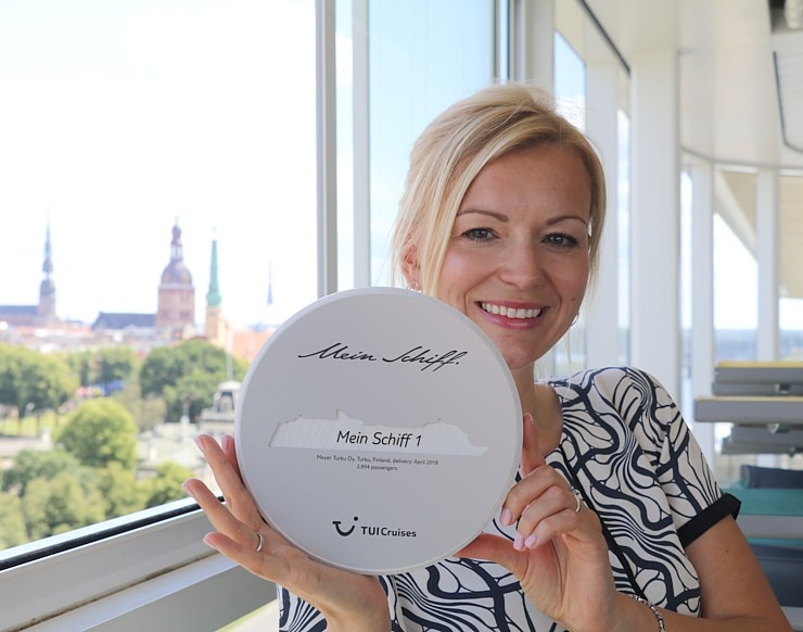 Rīgā ierodas milzīgs kruīza kuģis «Mein Schiff 1», kas pieder pasaules lielākajai tūrisma firmai «TUI» Rīgā ierodas milzīgs kruīza kuģis «Mein Schiff 1», kas pieder pasaules lielākajai tūrisma firmai «TUI» 355667