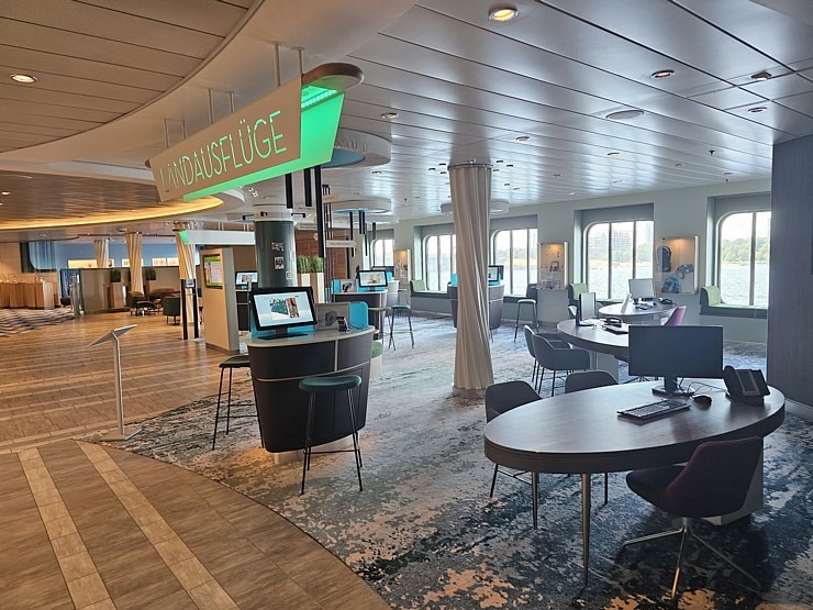 Rīgā ierodas milzīgs kruīza kuģis «Mein Schiff 1», kas pieder pasaules lielākajai tūrisma firmai «TUI» Rīgā ierodas milzīgs kruīza kuģis «Mein Schiff 1», kas pieder pasaules lielākajai tūrisma firmai «TUI» 355670