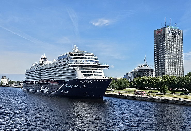 Rīgā ierodas milzīgs kruīza kuģis «Mein Schiff 1», kas pieder pasaules lielākajai tūrisma firmai «TUI» Rīgā ierodas milzīgs kruīza kuģis «Mein Schiff 1», kas pieder pasaules lielākajai tūrisma firmai «TUI» 355654
