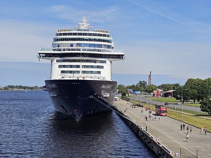 Rīgā ierodas milzīgs kruīza kuģis «Mein Schiff 1», kas pieder pasaules lielākajai tūrisma firmai «TUI» Rīgā ierodas milzīgs kruīza kuģis «Mein Schiff 1», kas pieder pasaules lielākajai tūrisma firmai «TUI» 355655