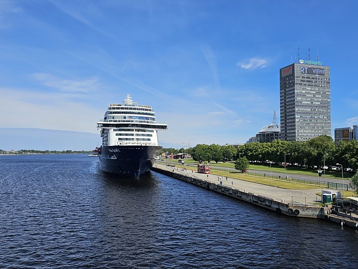 Rīgā ierodas milzīgs kruīza kuģis «Mein Schiff 1», kas pieder pasaules lielākajai tūrisma firmai «TUI» Rīgā ierodas milzīgs kruīza kuģis «Mein Schiff 1», kas pieder pasaules lielākajai tūrisma firmai «TUI» 355656