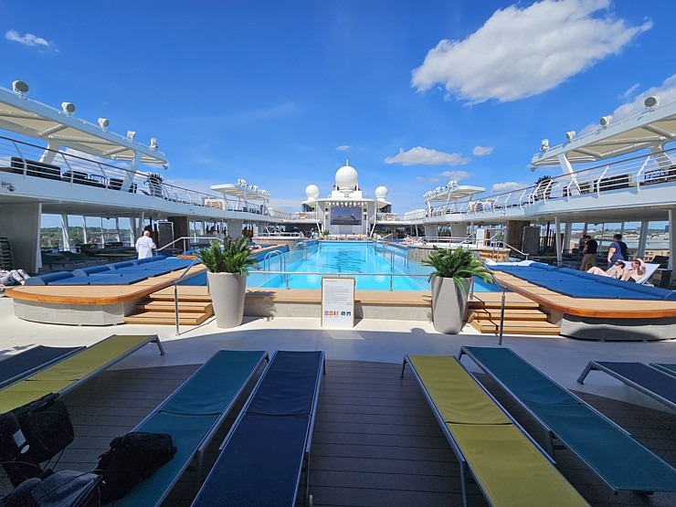 Rīgā ierodas milzīgs kruīza kuģis «Mein Schiff 1», kas pieder pasaules lielākajai tūrisma firmai «TUI» Rīgā ierodas milzīgs kruīza kuģis «Mein Schiff 1», kas pieder pasaules lielākajai tūrisma firmai «TUI» 355693