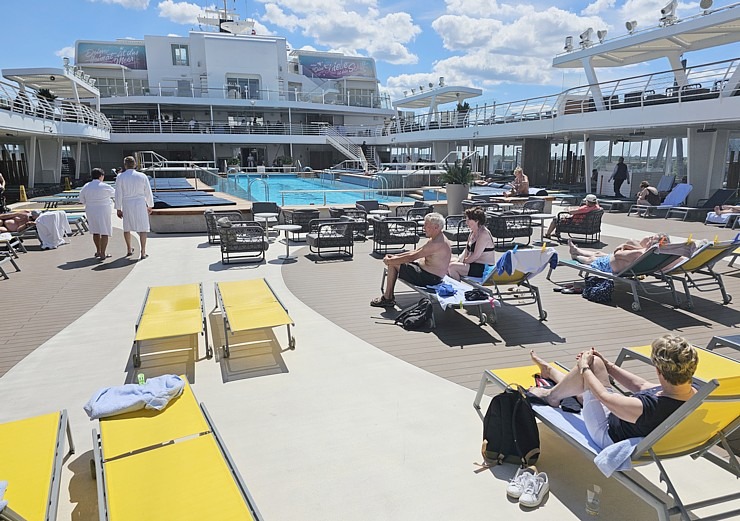 Rīgā ierodas milzīgs kruīza kuģis «Mein Schiff 1», kas pieder pasaules lielākajai tūrisma firmai «TUI» Rīgā ierodas milzīgs kruīza kuģis «Mein Schiff 1», kas pieder pasaules lielākajai tūrisma firmai «TUI» 355694