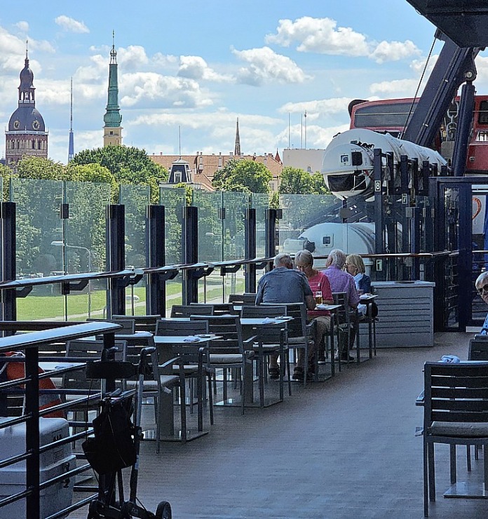 Rīgā ierodas milzīgs kruīza kuģis «Mein Schiff 1», kas pieder pasaules lielākajai tūrisma firmai «TUI» Rīgā ierodas milzīgs kruīza kuģis «Mein Schiff 1», kas pieder pasaules lielākajai tūrisma firmai «TUI» 355696