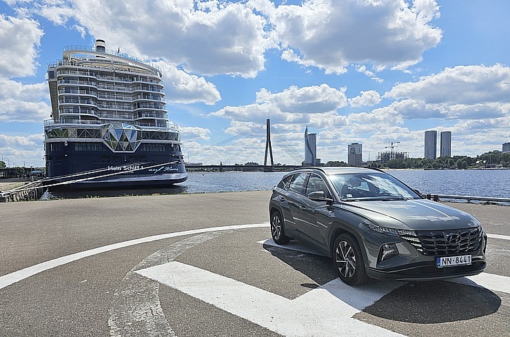 Rīgā ierodas milzīgs kruīza kuģis «Mein Schiff 1», kas pieder pasaules lielākajai tūrisma firmai «TUI» Rīgā ierodas milzīgs kruīza kuģis «Mein Schiff 1», kas pieder pasaules lielākajai tūrisma firmai «TUI» 355657