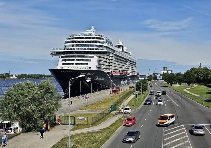 Rīgā ierodas milzīgs kruīza kuģis «Mein Schiff 1», kas pieder pasaules lielākajai tūrisma firmai «TUI» Rīgā ierodas milzīgs kruīza kuģis «Mein Schiff 1», kas pieder pasaules lielākajai tūrisma firmai «TUI» 355722