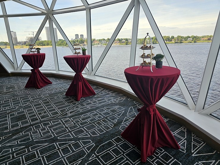 Rīgā ierodas milzīgs kruīza kuģis «Mein Schiff 1», kas pieder pasaules lielākajai tūrisma firmai «TUI» Rīgā ierodas milzīgs kruīza kuģis «Mein Schiff 1», kas pieder pasaules lielākajai tūrisma firmai «TUI» 355660