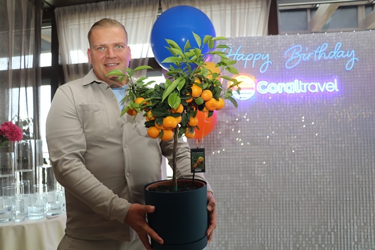 Tūroperators «Coral Travel Latvija» ar vērienu atzimē jūras krastā 3 gadu jubileju Latvijā 355861
