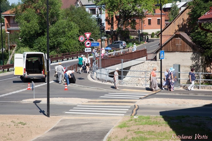 Krāslavā svinīgi atklāts jaunuzbūvētais tilts pār Jouņupeiti. Foto: Jurijs Roga, Kraslavasvestis.lv. Krāslavā svinīgi atklāts jaunuzbūvētais tilts pār Jouņupeiti. Foto: Jurijs Roga, Kraslavasvestis.lv. 356107