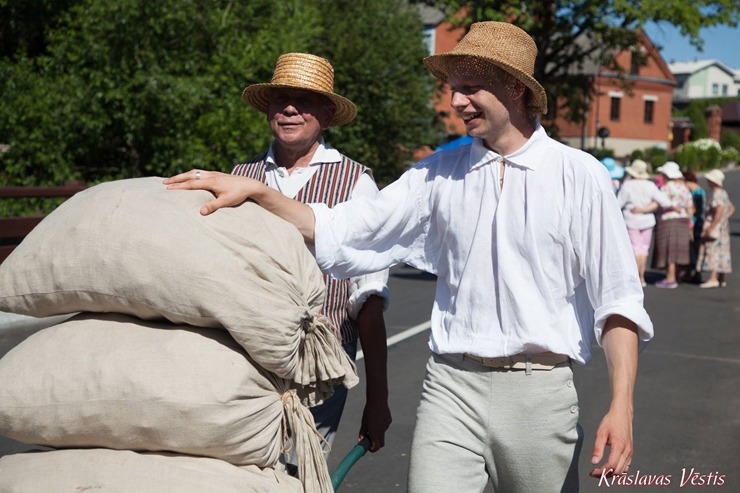 Krāslavā svinīgi atklāts jaunuzbūvētais tilts pār Jouņupeiti. Foto: Jurijs Roga, Kraslavasvestis.lv. Krāslavā svinīgi atklāts jaunuzbūvētais tilts pār Jouņupeiti. Foto: Jurijs Roga, Kraslavasvestis.lv. 356114