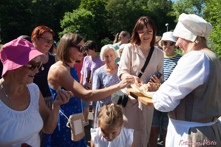 Krāslavā svinīgi atklāts jaunuzbūvētais tilts pār Jouņupeiti. Foto: Jurijs Roga, Kraslavasvestis.lv. Krāslavā svinīgi atklāts jaunuzbūvētais tilts pār Jouņupeiti. Foto: Jurijs Roga, Kraslavasvestis.lv. 356115