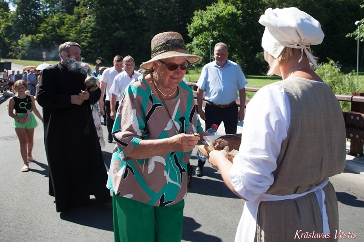 Krāslavā svinīgi atklāts jaunuzbūvētais tilts pār Jouņupeiti. Foto: Jurijs Roga, Kraslavasvestis.lv. Krāslavā svinīgi atklāts jaunuzbūvētais tilts pār Jouņupeiti. Foto: Jurijs Roga, Kraslavasvestis.lv. 356116