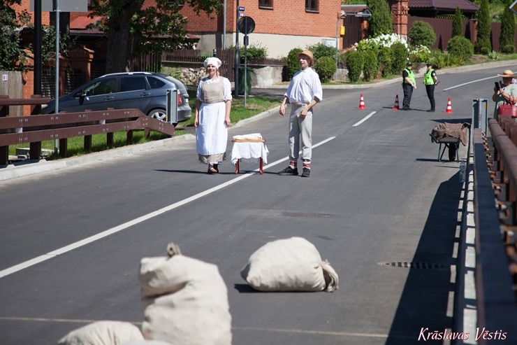 Krāslavā svinīgi atklāts jaunuzbūvētais tilts pār Jouņupeiti. Foto: Jurijs Roga, Kraslavasvestis.lv. Krāslavā svinīgi atklāts jaunuzbūvētais tilts pār Jouņupeiti. Foto: Jurijs Roga, Kraslavasvestis.lv. 356099