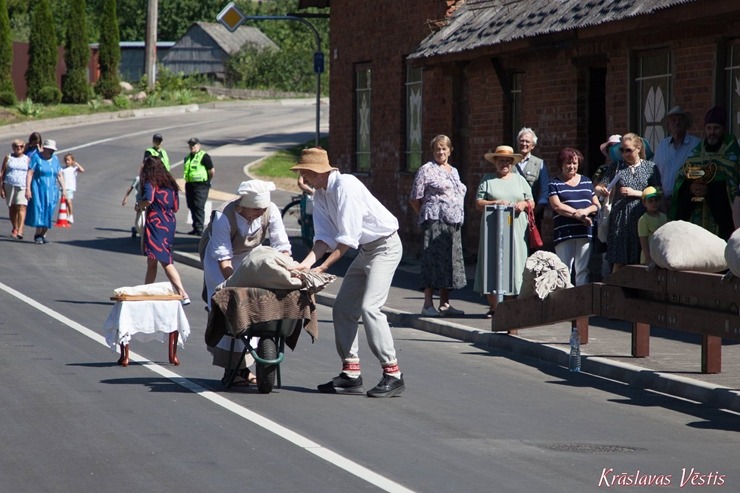 Krāslavā svinīgi atklāts jaunuzbūvētais tilts pār Jouņupeiti. Foto: Jurijs Roga, Kraslavasvestis.lv. Krāslavā svinīgi atklāts jaunuzbūvētais tilts pār Jouņupeiti. Foto: Jurijs Roga, Kraslavasvestis.lv. 356100