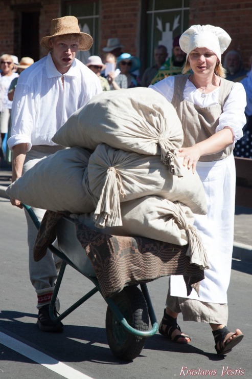 Krāslavā svinīgi atklāts jaunuzbūvētais tilts pār Jouņupeiti. Foto: Jurijs Roga, Kraslavasvestis.lv. Krāslavā svinīgi atklāts jaunuzbūvētais tilts pār Jouņupeiti. Foto: Jurijs Roga, Kraslavasvestis.lv. 356101