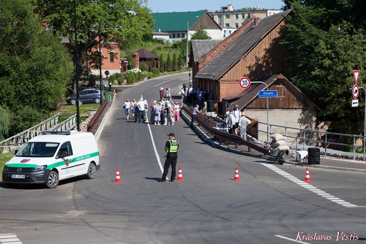 Krāslavā svinīgi atklāts jaunuzbūvētais tilts pār Jouņupeiti. Foto: Jurijs Roga, Kraslavasvestis.lv. Krāslavā svinīgi atklāts jaunuzbūvētais tilts pār Jouņupeiti. Foto: Jurijs Roga, Kraslavasvestis.lv. 356106