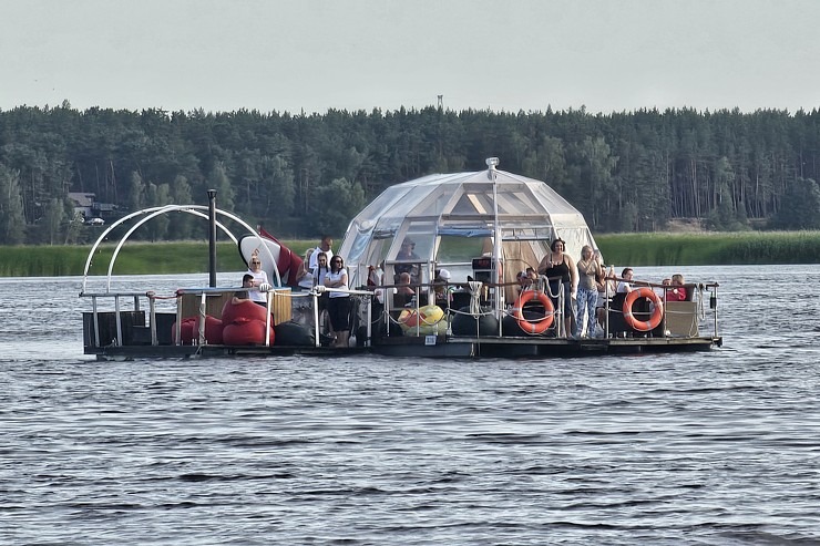 Latvijas tūrisma firma «Nikos Travel» uz peldošas terases Lielupē atzīmē 17 gadu jubileju 356286