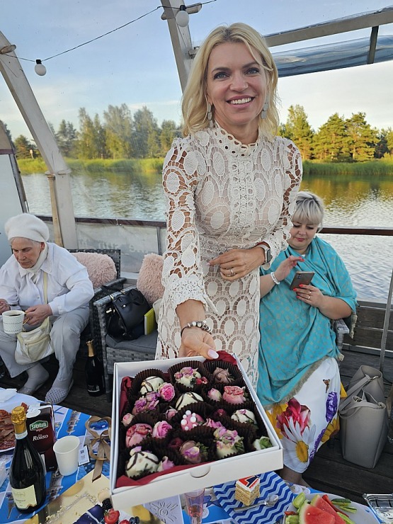 Latvijas tūrisma firma «Nikos Travel» uz peldošas terases Lielupē atzīmē 17 gadu jubileju 356318