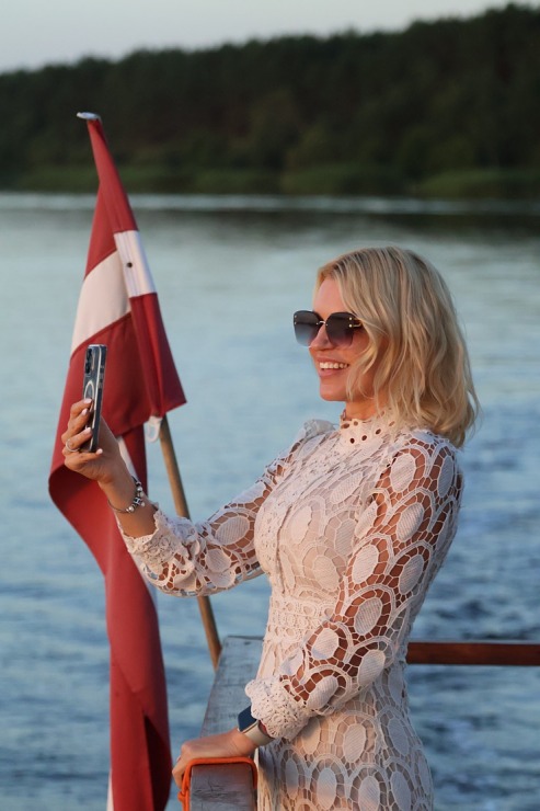 17 gadu jubileju svin Latvijas tūrisma firma «Nikos Travel» uz peldošas terases Lielupē. Foto: Kristiāns Gedus 356376