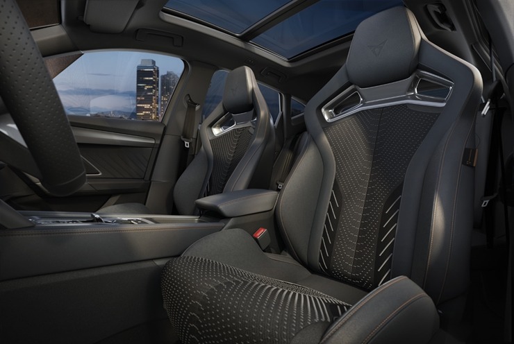 Jaunais «Cupra Formentor» piesaka avangarda dizainu ar modernām tehnoloģijām. Foto: Autobrava.lv Jaunais «Cupra Formentor» piesaka avangarda dizainu ar modernām tehnoloģijām. Foto: Autobrava.lv 356672