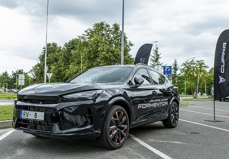 Jaunais «Cupra Formentor» piesaka avangarda dizainu ar modernām tehnoloģijām. Foto: Autobrava.lv Jaunais «Cupra Formentor» piesaka avangarda dizainu ar modernām tehnoloģijām. Foto: Autobrava.lv 356675
