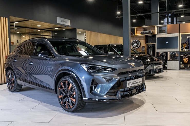 Jaunais «Cupra Formentor» piesaka avangarda dizainu ar modernām tehnoloģijām. Foto: Autobrava.lv Jaunais «Cupra Formentor» piesaka avangarda dizainu ar modernām tehnoloģijām. Foto: Autobrava.lv 356677