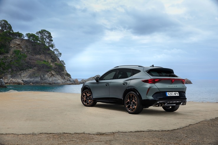 Jaunais «Cupra Formentor» piesaka avangarda dizainu ar modernām tehnoloģijām. Foto: Autobrava.lv Jaunais «Cupra Formentor» piesaka avangarda dizainu ar modernām tehnoloģijām. Foto: Autobrava.lv 356660