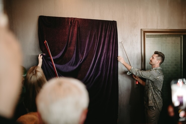 Māksliniece Gundega Dūduma viesnīcā «Grand Hotel Kempinski Riga» atklāj jauno izstādi «Uncovering Hidden Gems». Foto: Grand Hotel Kempinski Riga Māksliniece Gundega Dūduma viesnīcā «Grand Hotel Kempinski Riga» atklāj jauno izstādi «Uncovering Hidden Gems». Foto: Grand Hotel Kempinski Riga 356879