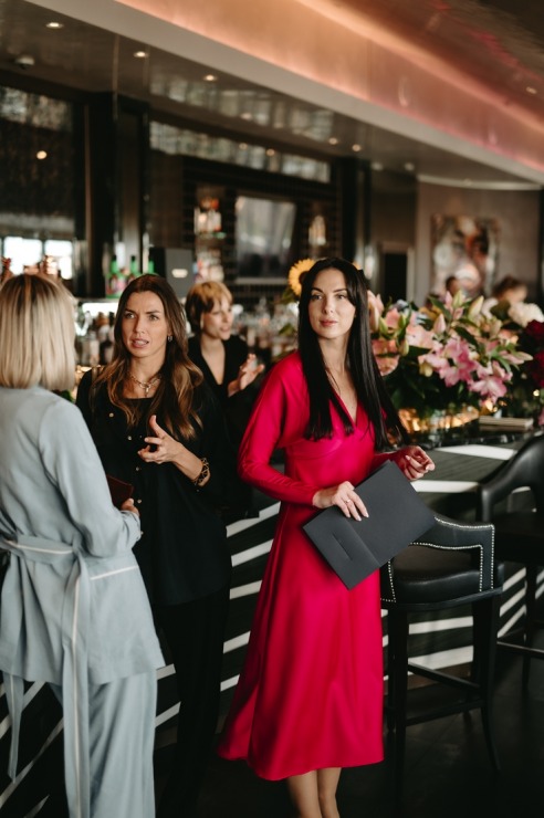Māksliniece Gundega Dūduma viesnīcā «Grand Hotel Kempinski Riga» atklāj jauno izstādi «Uncovering Hidden Gems». Foto: Grand Hotel Kempinski Riga Māksliniece Gundega Dūduma viesnīcā «Grand Hotel Kempinski Riga» atklāj jauno izstādi «Uncovering Hidden Gems». Foto: Grand Hotel Kempinski Riga 356894