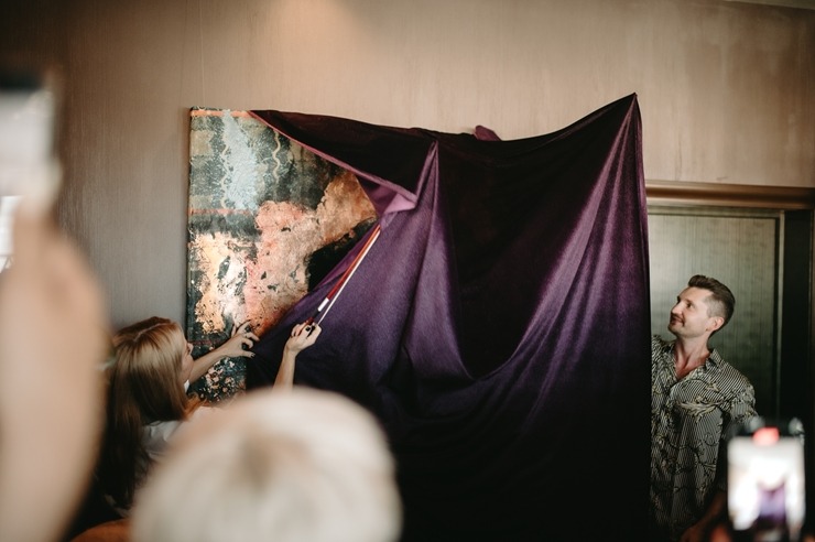 Māksliniece Gundega Dūduma viesnīcā «Grand Hotel Kempinski Riga» atklāj jauno izstādi «Uncovering Hidden Gems». Foto: Grand Hotel Kempinski Riga Māksliniece Gundega Dūduma viesnīcā «Grand Hotel Kempinski Riga» atklāj jauno izstādi «Uncovering Hidden Gems». Foto: Grand Hotel Kempinski Riga 356880