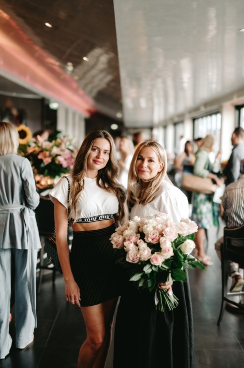 Māksliniece Gundega Dūduma viesnīcā «Grand Hotel Kempinski Riga» atklāj jauno izstādi «Uncovering Hidden Gems». Foto: Grand Hotel Kempinski Riga Māksliniece Gundega Dūduma viesnīcā «Grand Hotel Kempinski Riga» atklāj jauno izstādi «Uncovering Hidden Gems». Foto: Grand Hotel Kempinski Riga 356899