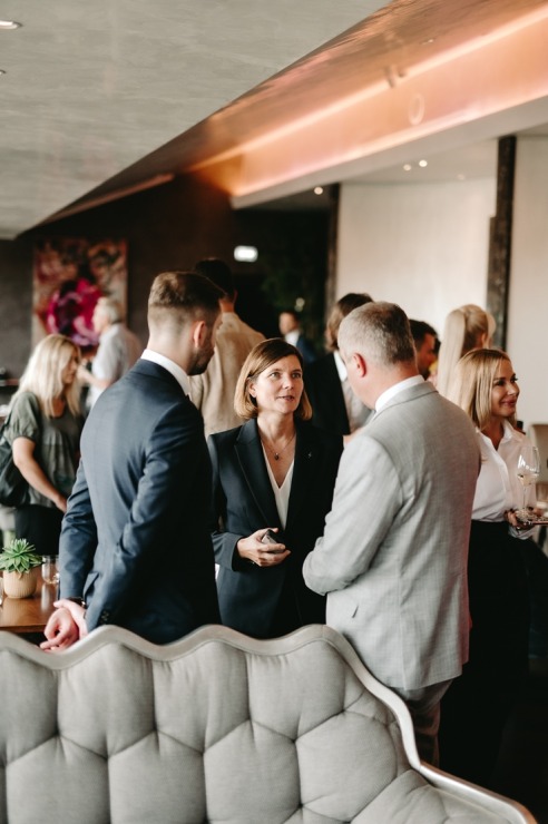 Māksliniece Gundega Dūduma viesnīcā «Grand Hotel Kempinski Riga» atklāj jauno izstādi «Uncovering Hidden Gems». Foto: Grand Hotel Kempinski Riga Māksliniece Gundega Dūduma viesnīcā «Grand Hotel Kempinski Riga» atklāj jauno izstādi «Uncovering Hidden Gems». Foto: Grand Hotel Kempinski Riga 356900
