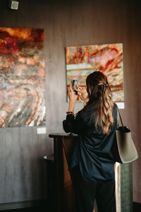 Māksliniece Gundega Dūduma viesnīcā «Grand Hotel Kempinski Riga» atklāj jauno izstādi «Uncovering Hidden Gems». Foto: Grand Hotel Kempinski Riga Māksliniece Gundega Dūduma viesnīcā «Grand Hotel Kempinski Riga» atklāj jauno izstādi «Uncovering Hidden Gems». Foto: Grand Hotel Kempinski Riga 356902