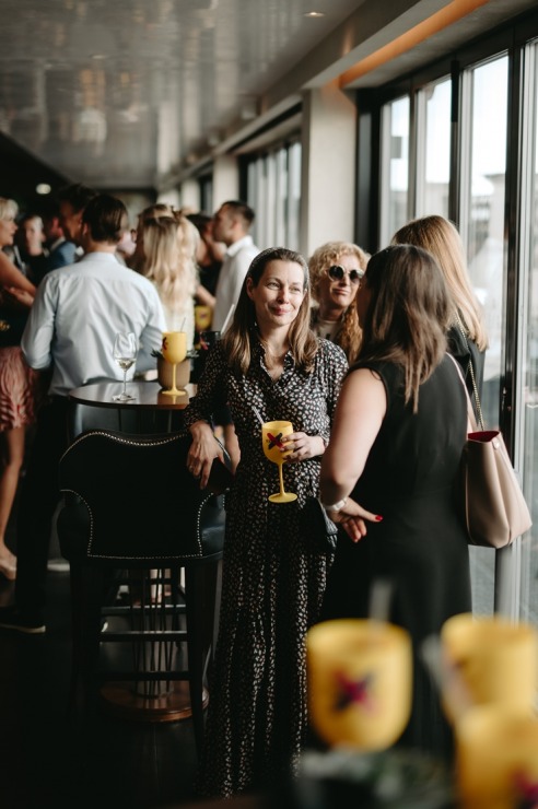 Māksliniece Gundega Dūduma viesnīcā «Grand Hotel Kempinski Riga» atklāj jauno izstādi «Uncovering Hidden Gems». Foto: Grand Hotel Kempinski Riga Māksliniece Gundega Dūduma viesnīcā «Grand Hotel Kempinski Riga» atklāj jauno izstādi «Uncovering Hidden Gems». Foto: Grand Hotel Kempinski Riga 356906