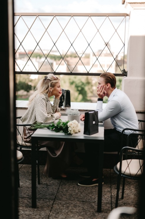 Māksliniece Gundega Dūduma viesnīcā «Grand Hotel Kempinski Riga» atklāj jauno izstādi «Uncovering Hidden Gems». Foto: Grand Hotel Kempinski Riga Māksliniece Gundega Dūduma viesnīcā «Grand Hotel Kempinski Riga» atklāj jauno izstādi «Uncovering Hidden Gems». Foto: Grand Hotel Kempinski Riga 356907