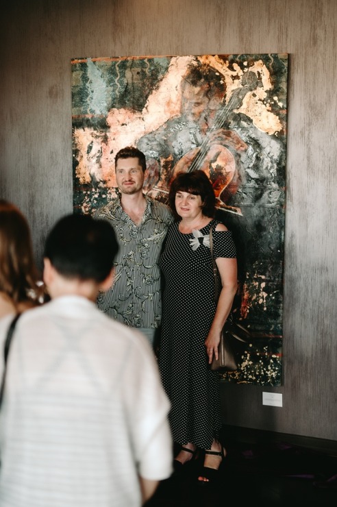 Māksliniece Gundega Dūduma viesnīcā «Grand Hotel Kempinski Riga» atklāj jauno izstādi «Uncovering Hidden Gems». Foto: Grand Hotel Kempinski Riga Māksliniece Gundega Dūduma viesnīcā «Grand Hotel Kempinski Riga» atklāj jauno izstādi «Uncovering Hidden Gems». Foto: Grand Hotel Kempinski Riga 356884