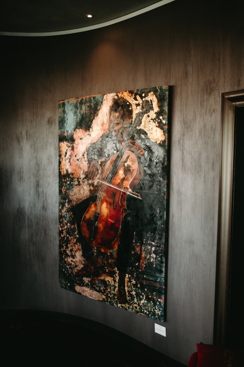 Māksliniece Gundega Dūduma viesnīcā «Grand Hotel Kempinski Riga» atklāj jauno izstādi «Uncovering Hidden Gems». Foto: Grand Hotel Kempinski Riga Māksliniece Gundega Dūduma viesnīcā «Grand Hotel Kempinski Riga» atklāj jauno izstādi «Uncovering Hidden Gems». Foto: Grand Hotel Kempinski Riga 356885