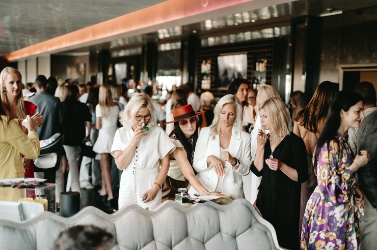 Māksliniece Gundega Dūduma viesnīcā «Grand Hotel Kempinski Riga» atklāj jauno izstādi «Uncovering Hidden Gems». Foto: Grand Hotel Kempinski Riga Māksliniece Gundega Dūduma viesnīcā «Grand Hotel Kempinski Riga» atklāj jauno izstādi «Uncovering Hidden Gems». Foto: Grand Hotel Kempinski Riga 356886