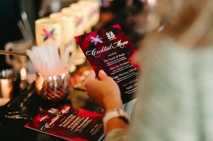 Māksliniece Gundega Dūduma viesnīcā «Grand Hotel Kempinski Riga» atklāj jauno izstādi «Uncovering Hidden Gems». Foto: Grand Hotel Kempinski Riga Māksliniece Gundega Dūduma viesnīcā «Grand Hotel Kempinski Riga» atklāj jauno izstādi «Uncovering Hidden Gems». Foto: Grand Hotel Kempinski Riga 356887