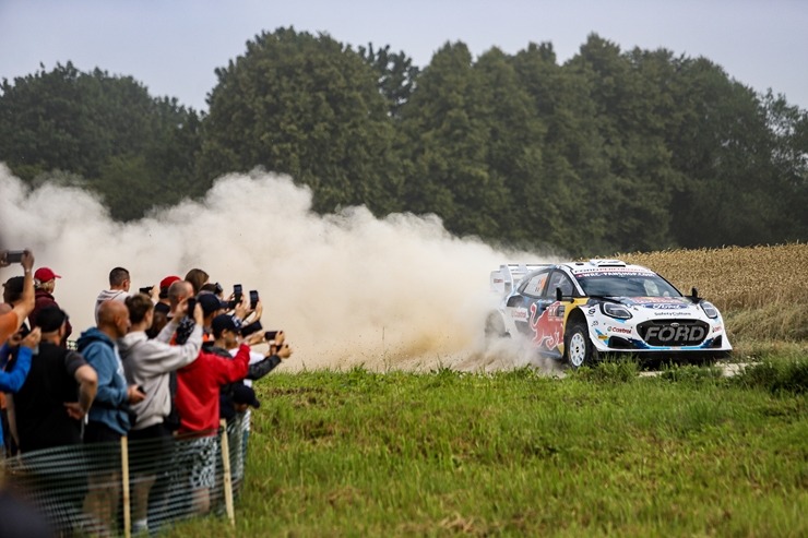 Piedāvājam spilgtākos foto mirkļus no FIA pasaules rallija čempionāta (WRC) debijas Latvijā. Foto: Gatis Smudzis Piedāvājam spilgtākos foto mirkļus no FIA pasaules rallija čempionāta (WRC) debijas Latvijā. Foto: Gatis Smudzis 357039