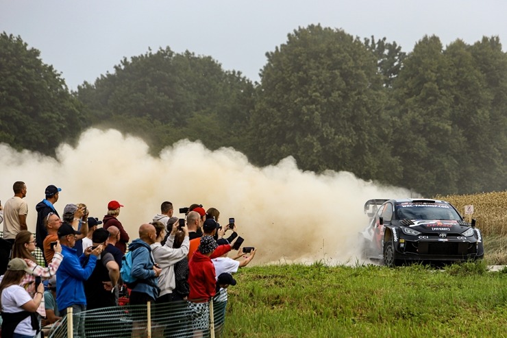 Piedāvājam spilgtākos foto mirkļus no FIA pasaules rallija čempionāta (WRC) debijas Latvijā. Foto: Gatis Smudzis Piedāvājam spilgtākos foto mirkļus no FIA pasaules rallija čempionāta (WRC) debijas Latvijā. Foto: Gatis Smudzis 357040