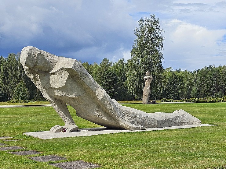 Salaspils memoriāls ir nozīmīgs starptautiska mēroga objekts, kuru mums nemanāmi apmeklē daudzi ārvalstu tūristi Salaspils memoriāls ir nozīmīgs starptautiska mēroga objekts, kuru mums nemanāmi apmeklē daudzi ārvalstu tūristi 357789